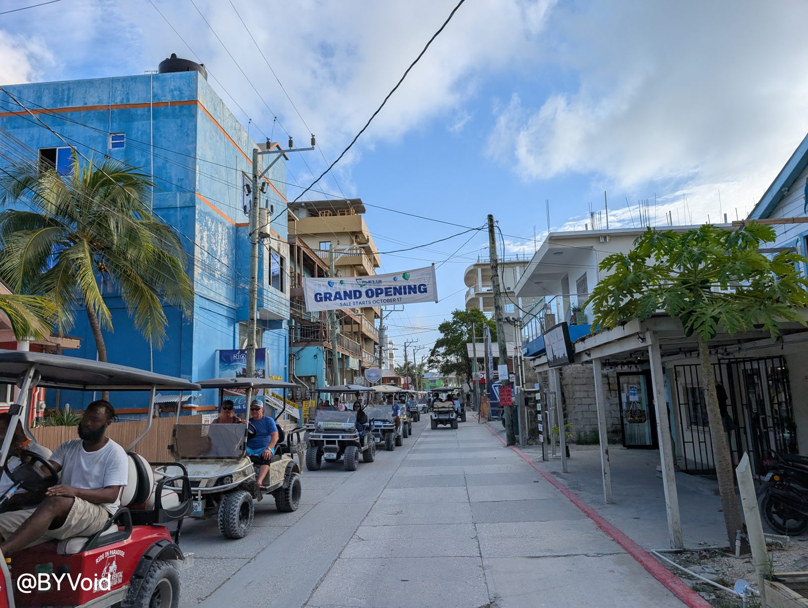 满是高尔夫球的道路